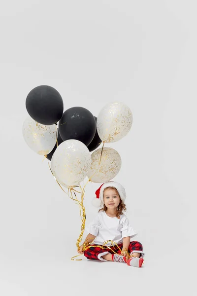 Niña Feliz Sombrero Santa Con Globos Plata Dorada Celebrar Año — Foto de Stock