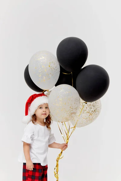 Szczęśliwa Dziewczynka Kapeluszu Mikołaja Złotymi Srebrnymi Balonami Świętować Nowy Rok — Zdjęcie stockowe