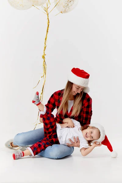 Navidad Felices Abrazos Familia Madre Hija Niños Jugando Sombreros Santa — Foto de Stock