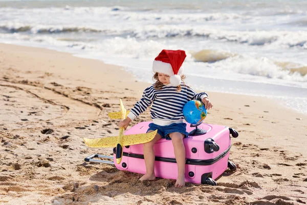 Kinderreisende Kleines Mädchen Mit Weihnachtsmütze Das Sonnigen Tropischen Strand Mit — Stockfoto