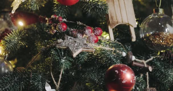 Juguetes de decoración hermosa acostado en ramas de árbol de Navidad — Vídeo de stock