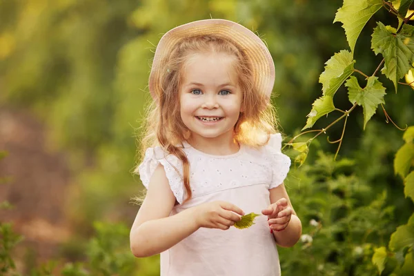 Primer Plano Retrato Niña Sonriente Feliz Sombrero Verano Aire Libre —  Fotos de Stock