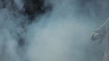 Zarif takım elbiseli profesyonel kemancı sahnede keman çalıyor.