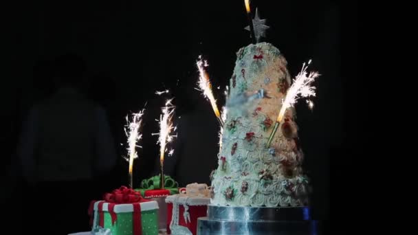 Bolo festivo ano novo feito em forma de árvore de natal — Vídeo de Stock