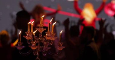 Bulanık yeni yıl partisine karşı güzel şamdanı kapat