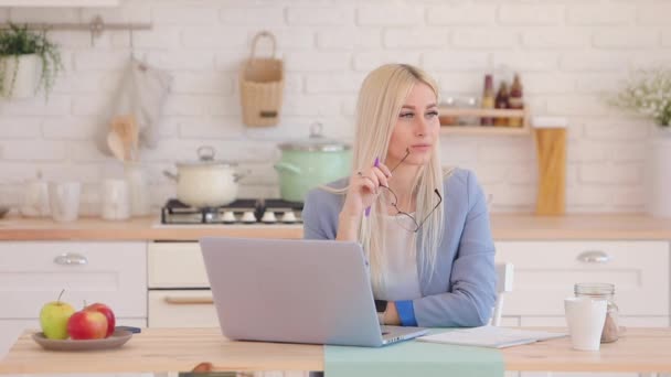 Tajemniczy bizneswoman patrząc na kuchnia zwolniony ruch — Wideo stockowe