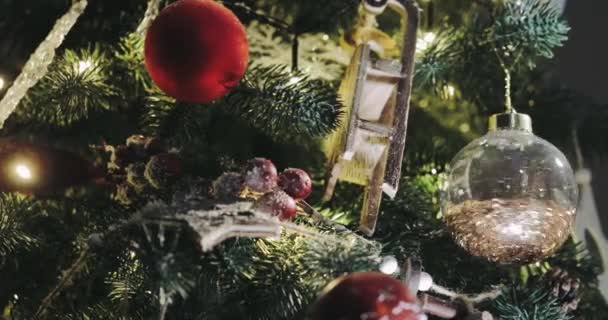 Grote transparante kerstboom bal vol gouden tinsel — Stockvideo