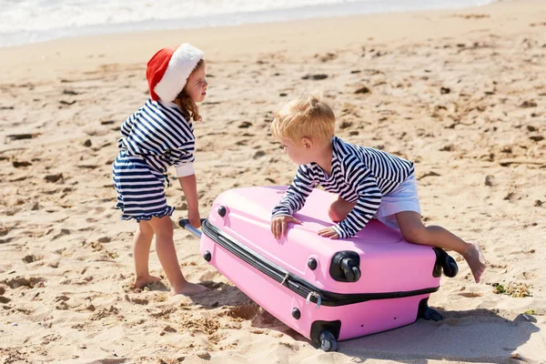 Crianças Viajantes Menina Menino Chapéus Papai Noel Jogando Praia Tropical — Fotografia de Stock