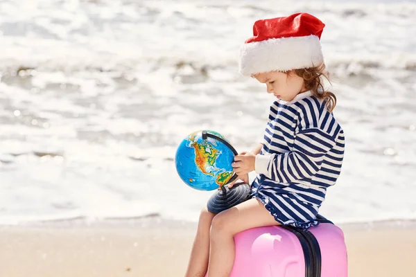 Happy Little Girl Dziecko Santa Kapelusz Walizką Kuli Ziemskiej Tropikalnej — Zdjęcie stockowe