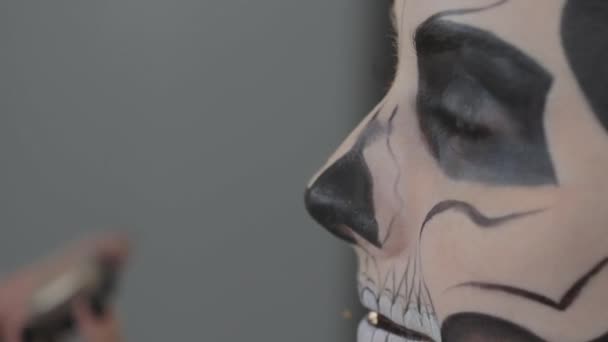 Художник ставить страшний макіяж актрисі, яка готується до Хеллоуїна — стокове відео