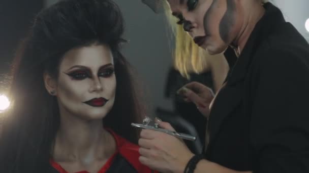 Artista faz maquiagem para modelar e se prepara para o Halloween — Vídeo de Stock