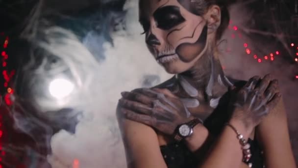 Teilnehmerin der Halloween-Veranstaltung posiert mit Make-up gegen Rauch — Stockvideo