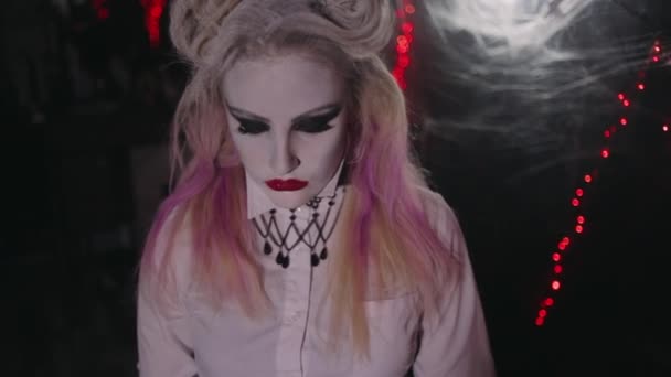 Frau mit beängstigendem Make-up posiert in Vampirrolle zu Halloween — Stockvideo