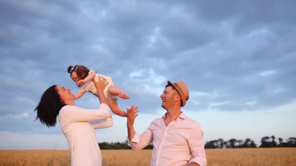 Morena esposa levanta nos braços bonito filha perto do marido — Vídeo de Stock