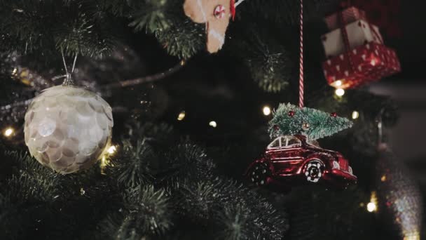 Різдвяні елементи прикраси біла куля і червона машина — стокове відео