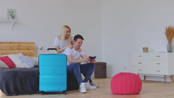 穿着休闲装的年轻夫妇计划出国旅游 — 图库视频影像