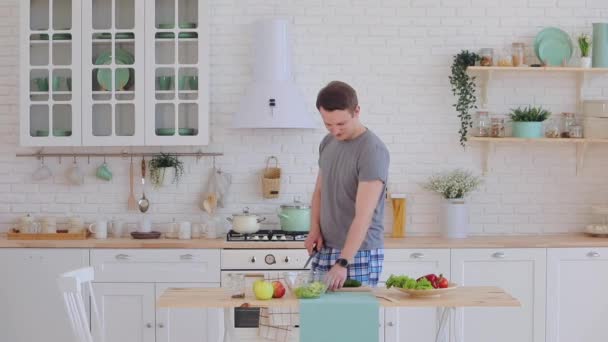 Hardwerkende man bereidt heerlijke salade met groenten — Stockvideo