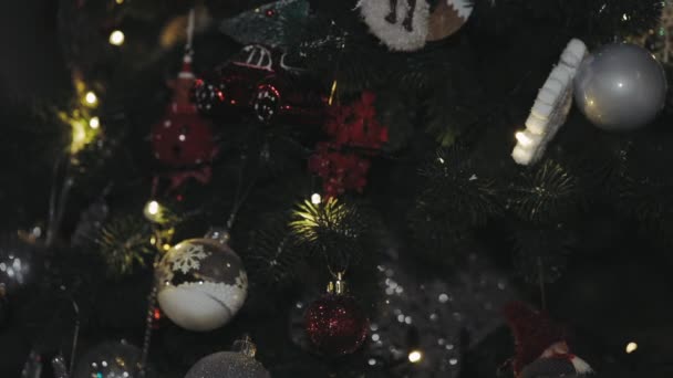 Árvore de Natal agradável decorado com diferentes brinquedos bonitos — Vídeo de Stock
