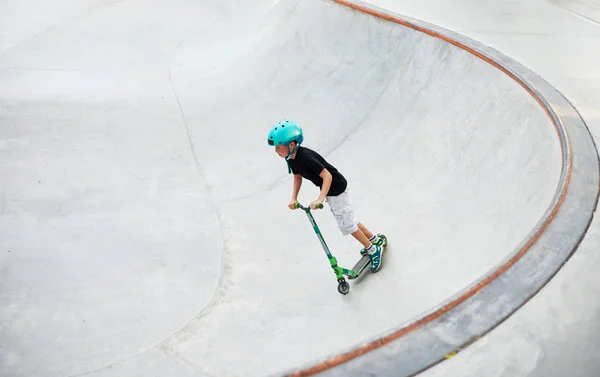 Menino Uma Scooter Capacete Proteção Fazer Acrobacias Incríveis Parque Skate — Fotografia de Stock