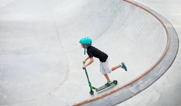 Chłopiec Hulajnodze Kask Ochronny Robią Niesamowite Akrobacje Skateparku Ekstremalne Skok — Zdjęcie stockowe