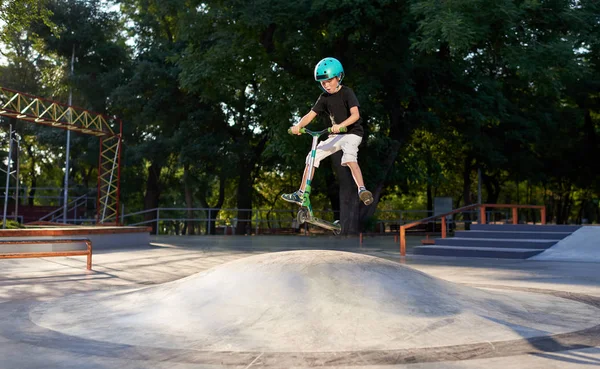 Menino Uma Scooter Capacete Proteção Fazer Acrobacias Incríveis Parque Skate — Fotografia de Stock