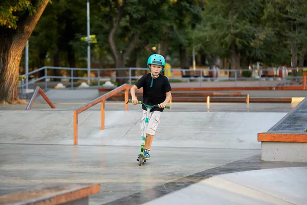 Menino Uma Scooter Capacete Proteção Fazer Acrobacias Incríveis Parque Skate — Fotografia de Stock