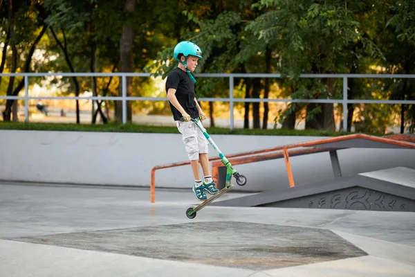 Menino Uma Scooter Capacete Proteção Fazer Acrobacias Incríveis Parque Skate — Fotografia de Stock