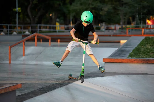 Menino Uma Scooter Capacete Proteção Fazer Acrobacias Incríveis Parque Skate — Fotografia de Stock