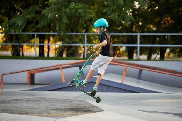 Menino Uma Scooter Capacete Proteção Fazer Acrobacias Incríveis Parque Skate — Fotografia de Stock