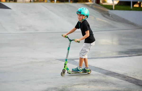 Menino Uma Scooter Capacete Proteção Fazer Acrobacias Incríveis Parque Skate — Fotografia de Stock