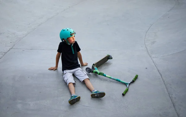 Menino Cansado Sentado Chão Parque Skate Depois Longo Treino Uma — Fotografia de Stock