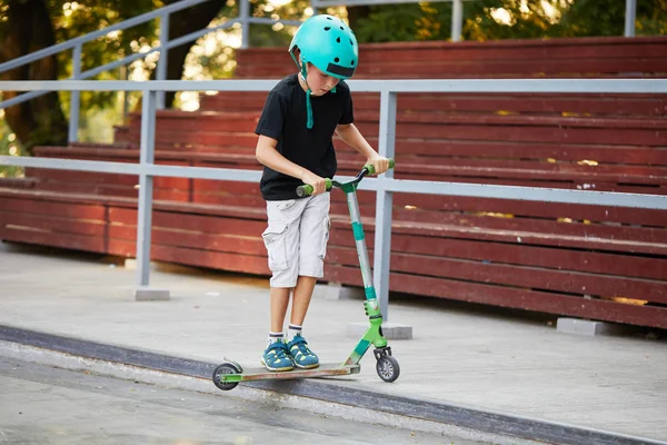 Хлопчик Скутері Захисному Шоломі Робить Неймовірні Трюки Скейт Парку Екстремальний — стокове фото