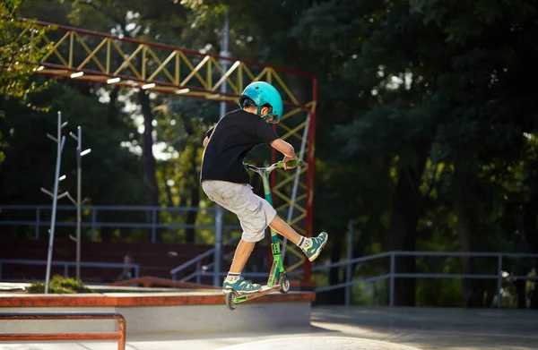 Chłopiec Hulajnodze Kask Ochronny Robią Niesamowite Akrobacje Skateparku Ekstremalne Skok — Zdjęcie stockowe