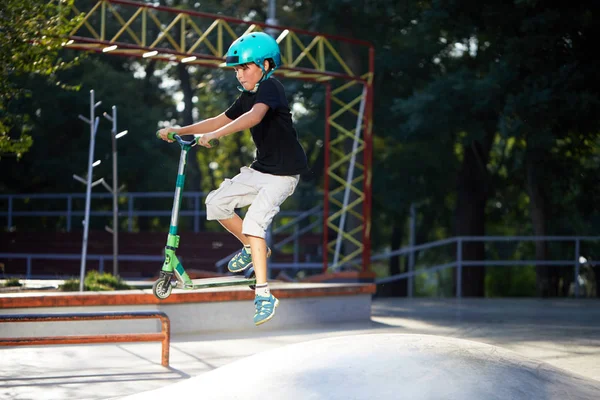 Menino Uma Scooter Capacete Proteção Fazer Acrobacias Incríveis Parque Skate — Fotografia de Stock