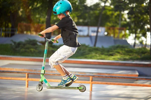 Menino Uma Scooter Capacete Proteção Fazer Acrobacias Incríveis Parque Skate — Fotografia de Stock