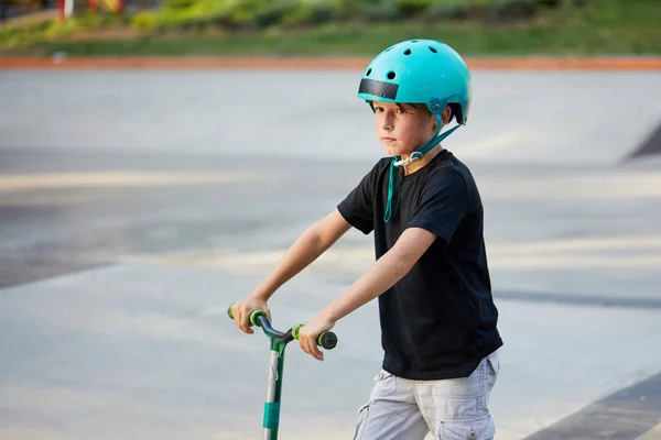 Menino Uma Scooter Capacete Proteção Fazer Acrobacias Incríveis Parque Skate — Fotografia de Stock