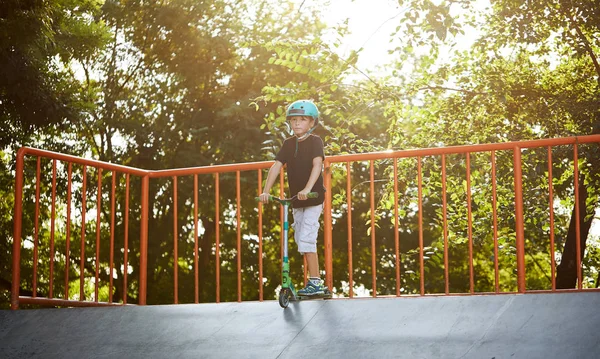 Menino Uma Scooter Capacete Proteção Fazer Acrobacias Incríveis Parque Skate — Fotografia de Stock