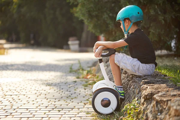 Хлопчик Катається Гіпсокартоні Парку Самобалансуючий Скутер Активний Спосіб Життя Технології — стокове фото
