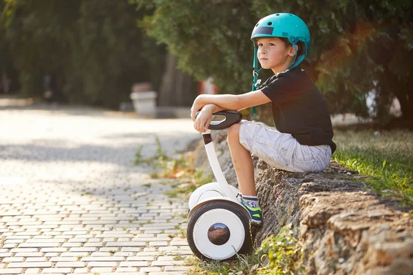 Parkta Jimnastik Yapan Bir Çocuk Dengeli Bir Scooter Aktif Yaşam — Stok fotoğraf