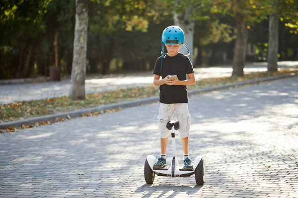 Chico Montando Giroscopio Parque Scooter Autoequilibrado Tecnología Estilo Vida Activo — Foto de Stock