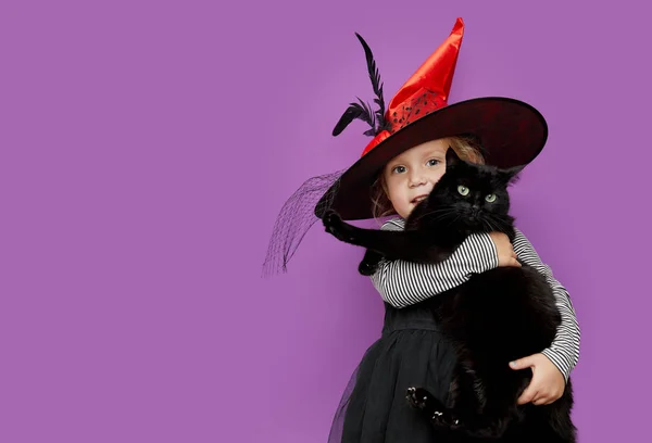 Niño Disfrazado Halloween Los Niños Engañan Tratan Niña Sostiene Gato —  Fotos de Stock
