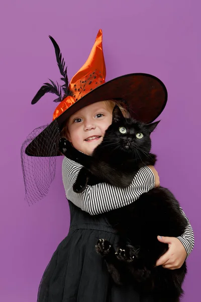 Niño Disfrazado Halloween Los Niños Engañan Tratan Niña Sostiene Gato —  Fotos de Stock