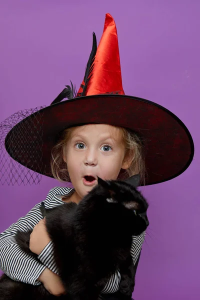 Niño Disfrazado Halloween Los Niños Engañan Tratan Niña Sostiene Gato —  Fotos de Stock