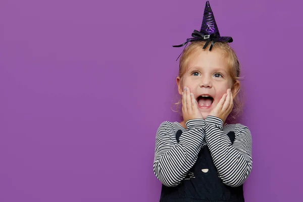 Šťastný Halloween Roztomilé Šokované Malé Dítě Dívka Čarodějnice Kostým Klobouk — Stock fotografie