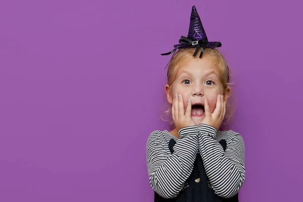 Fijne Halloween Schattig Geschokt Klein Kind Meisje Heks Kostuum Hoed — Stockfoto