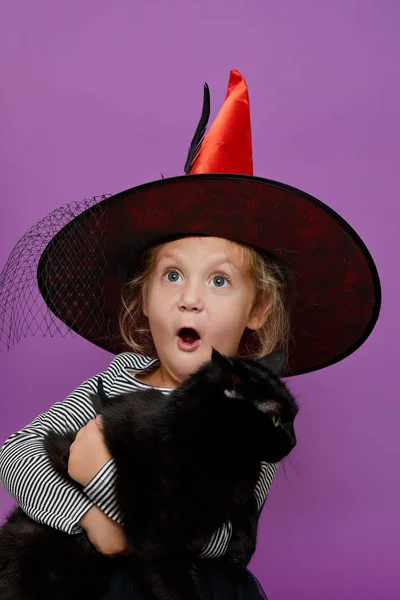 Niño Disfrazado Halloween Los Niños Engañan Tratan Niña Sostiene Gato —  Fotos de Stock