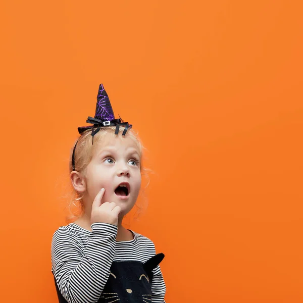 Feliz Dia Das Bruxas Fato Bruxa Bonito Pensativo Fundo Laranja — Fotografia de Stock