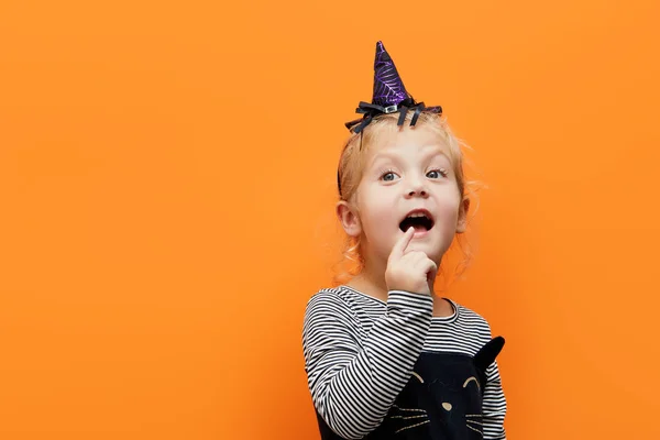 Šťastný Halloween Roztomilý Malý Čarodějnický Kostým Oranžovém Pozadí Podívá Nahoru — Stock fotografie