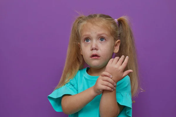 Menina Menina Perturbada Ferido Mão Chora Fundo Roxo Conceito Saúde — Fotografia de Stock