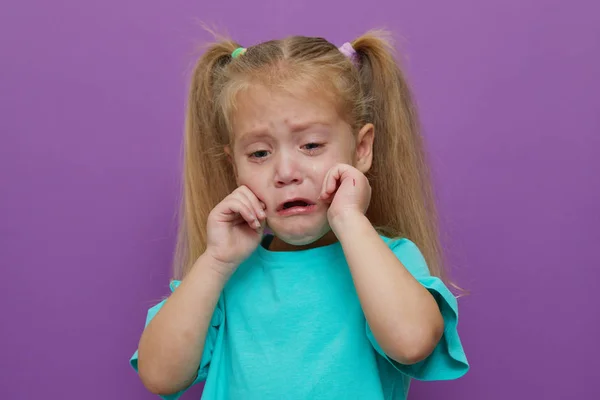 Niña Molesta Hirió Mano Llora Sobre Fondo Púrpura Concepto Salud — Foto de Stock